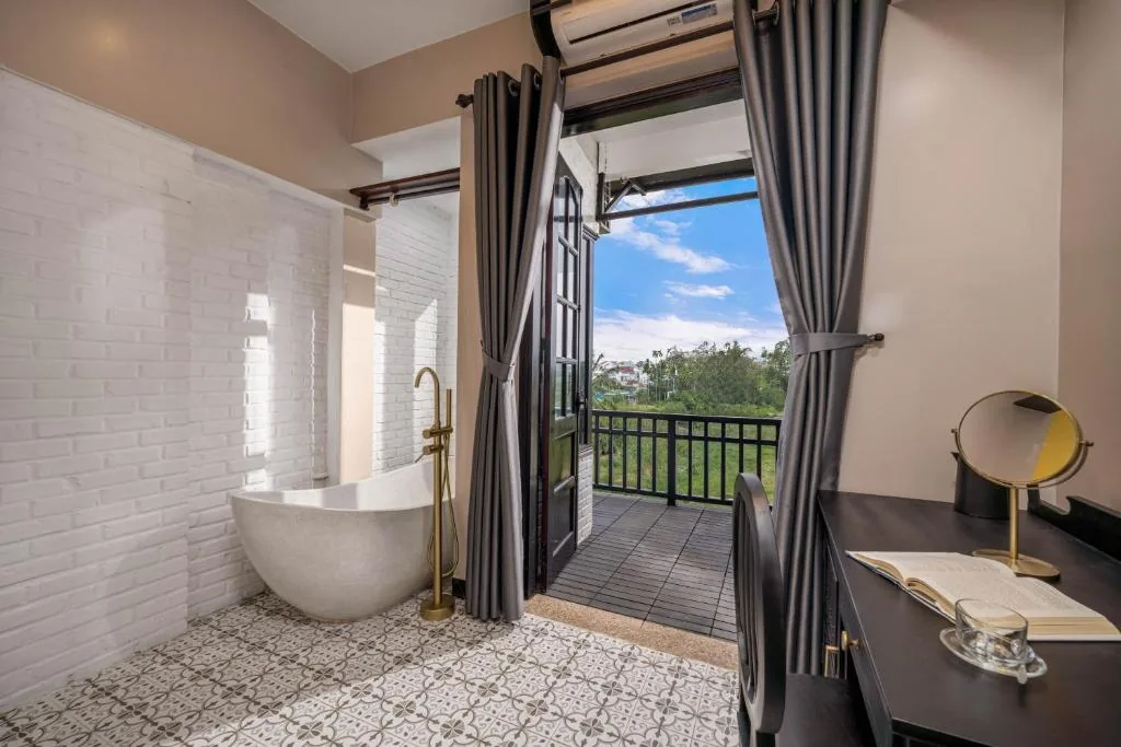 Premier Double Room Balcony with Bathtub — Old Town Hotel